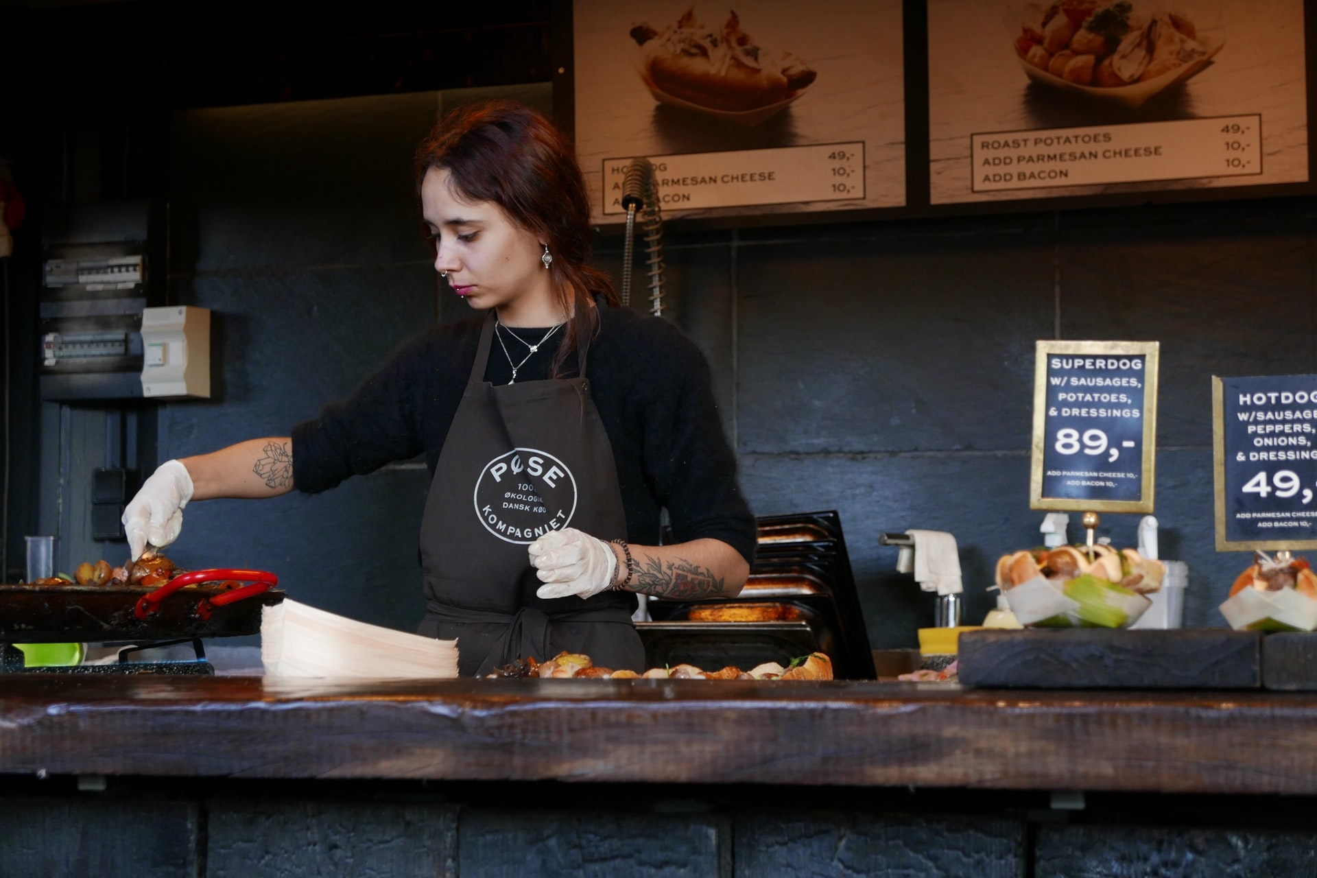 Mulher cozinhando lanche na cozinha de rua